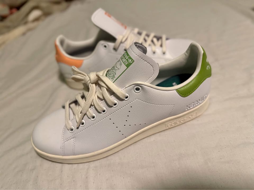 Disney x Adidas Stan Smith "Miss Piggy & Kermit" sneakers. Size 9